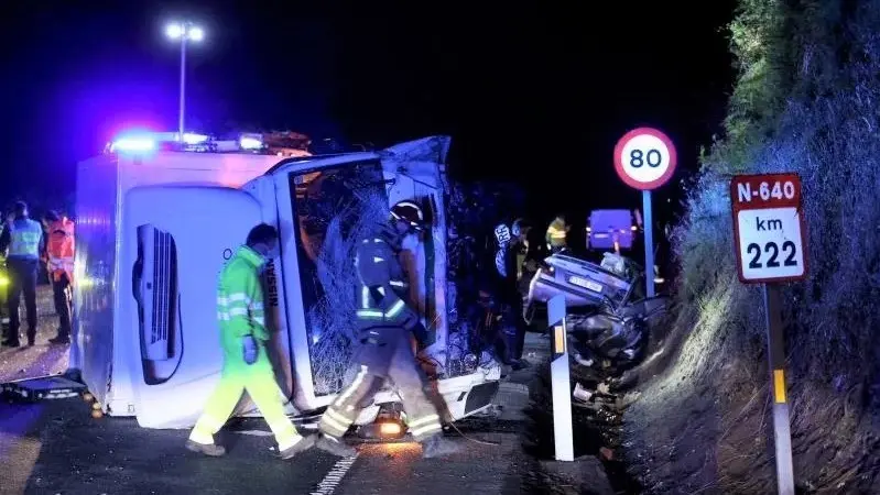 Tres jóvenes muertos en un accidente entre un coche y un camión en una carretera, accidente de tráfico, choque, colisión