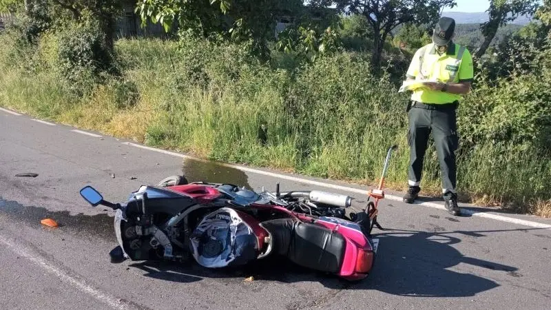 Muere un hombre tras chocar la moto que conducía con una furgoneta en una carretera, motorista, accidente de tráfico