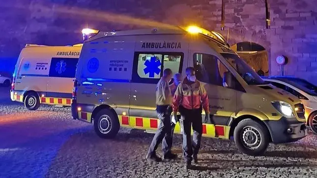 Un policía mata brutalmente a un joven detenido: le ahoga y asfixia hasta la muerte, ambulancia, accidente,