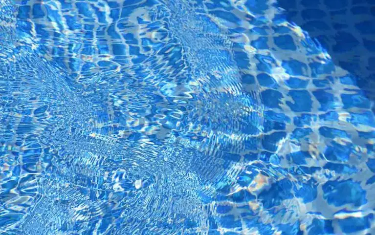 Cómo regular el pH de la piscina y tener el agua transparente