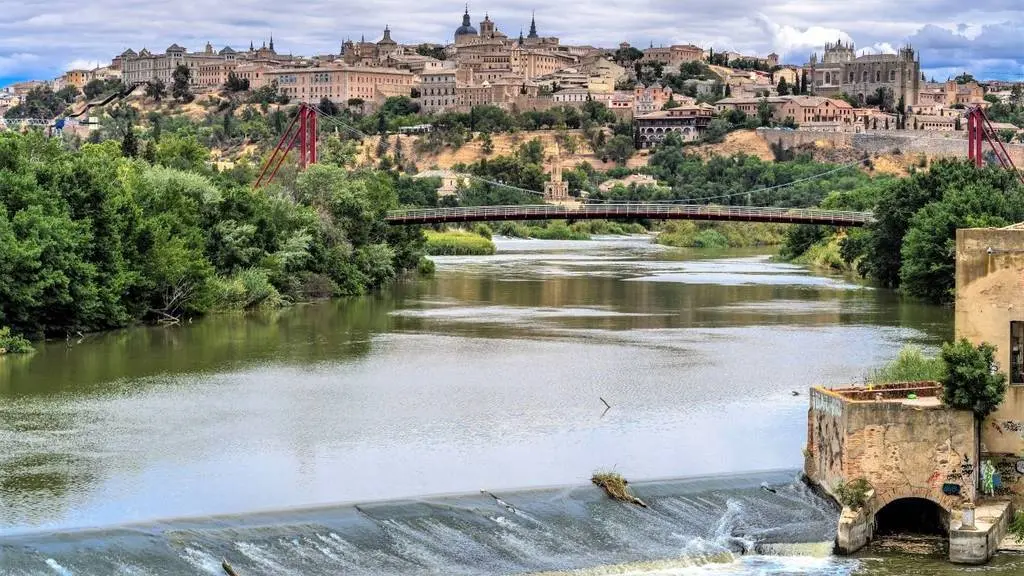 Vista del río Tajo este martes a su paso por la ciudad de Toledo - EFE/Ismael Herrero