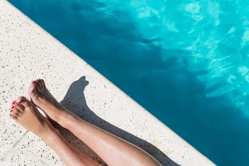 Descubre cómo tener el agua transparente de la piscina en verano