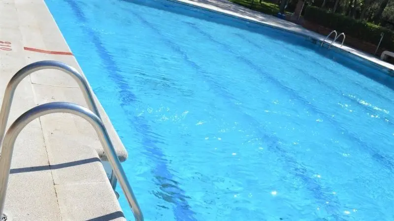 Fallece ahogado un hombre en extrañas circunstancias en una piscina púbilca