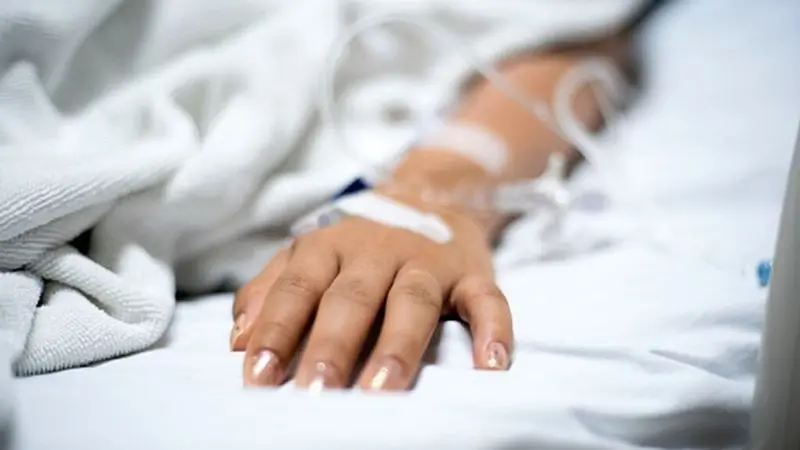 Sale del hospital tras recuperarse y encuentra a su marido muerto en su casa por covid, enferma, enfermo, paciente, urgencias, hospital, 