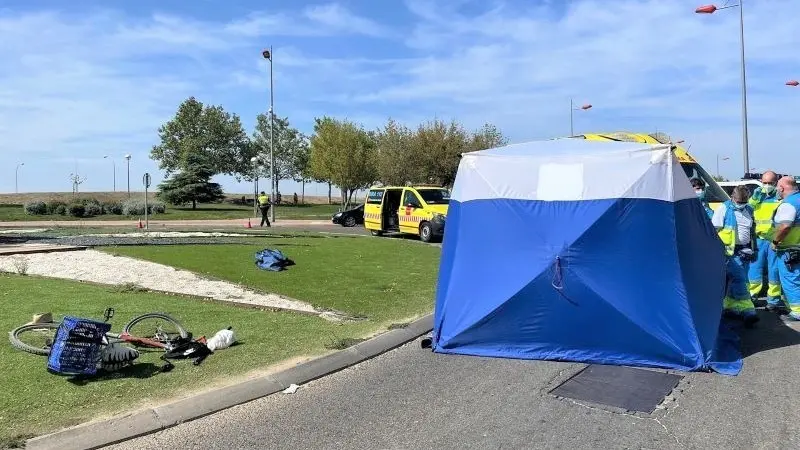 Muere un hombre en una colisión entre una bicicleta y un turismo en una avenida, ciclista, bici, atropello, atropellado, arrollado, accidente de tráfico, 
