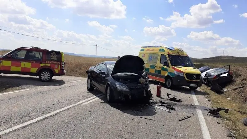 Un muerto y un herido tras la colisión frontal de dos coches en una carretera, choque, accidente de tráfico,&nbsp;