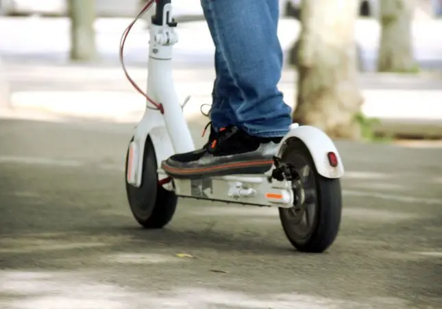 Muere una mujer tras ser atropellada por un patinete eléctrico en una avenida