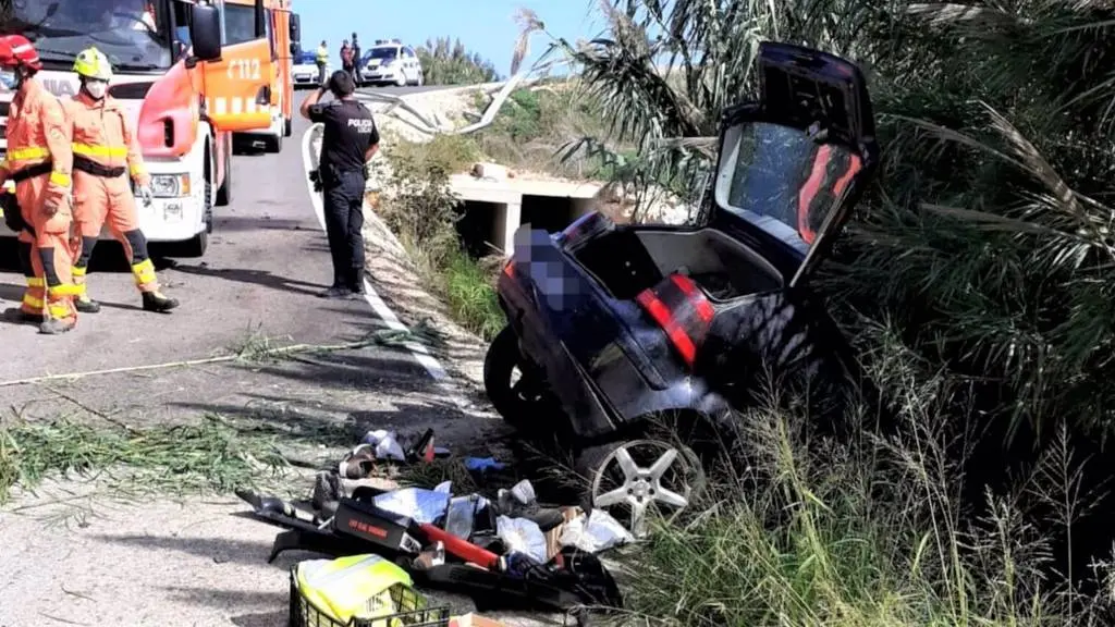 Muere un hombre al salirse de la carretera y caer con su coche por una acequia, accidente de tráfico