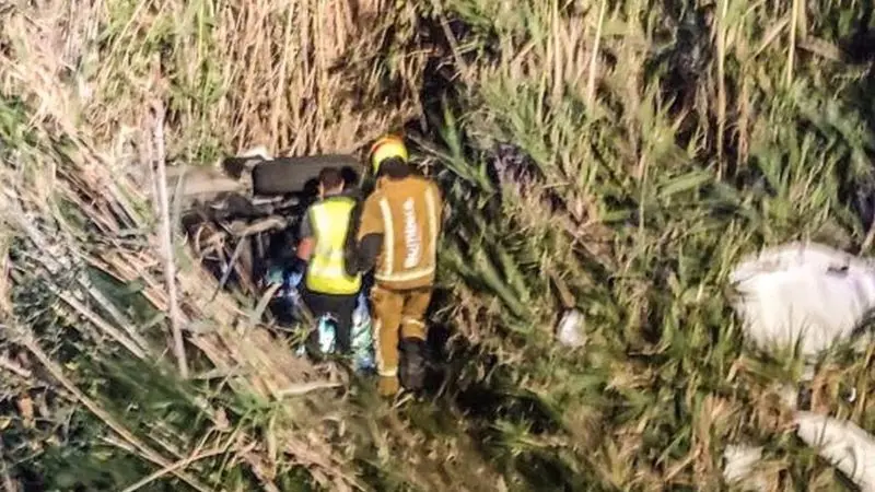 Muere una mujer tras salirse de la vía con el coche y otras tres personas heridas, accidente de tráfico, paraje, barranco