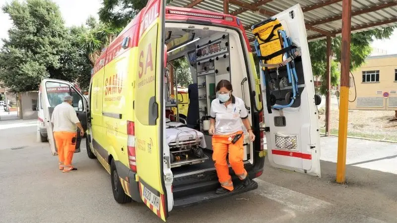 Muere un trabajador de 42 años tras caerle encima un muro en una urbanización, ambulancia, accidente, UVI,