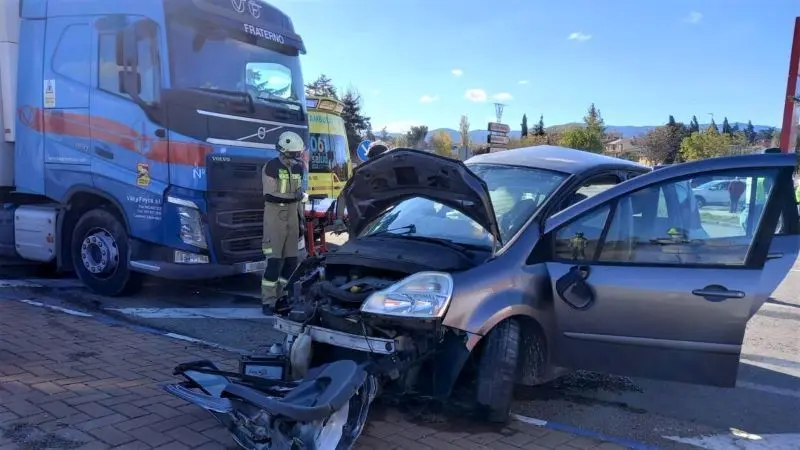 Una fallecida y tres heridos, uno de ellos de gravedad, en un accidente en la N-330, accidente de tráfico, choque, colisión, camión,&nbsp;