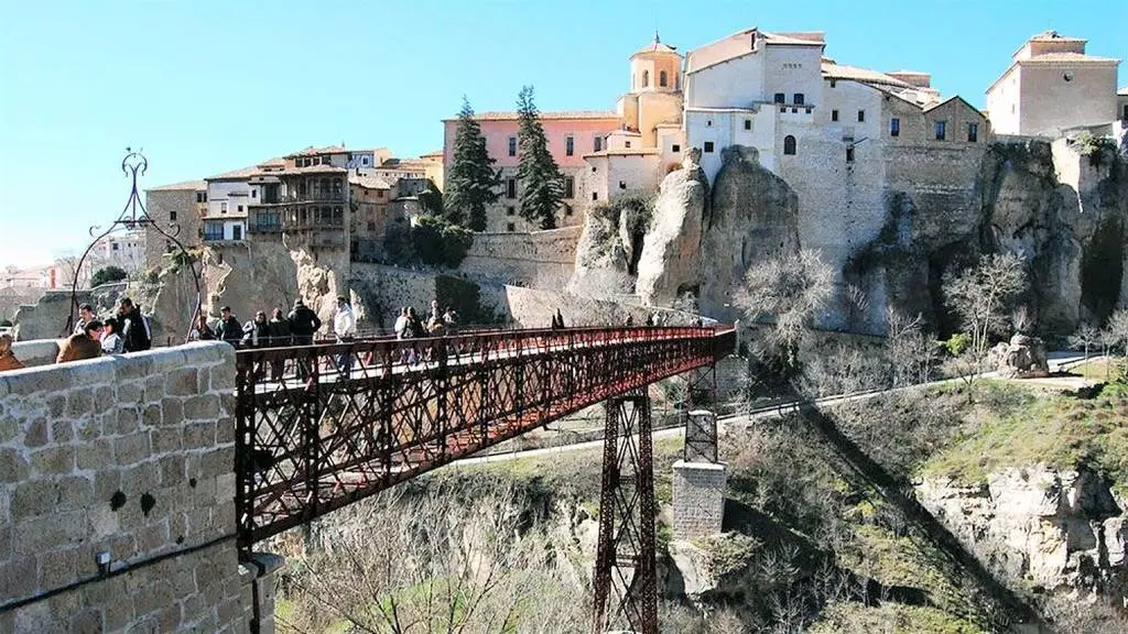 Turismo nacional, casas rurales y nieve para este puente de la Constitución. En al imagen de archivo turistas por la ciudad de Cuenca