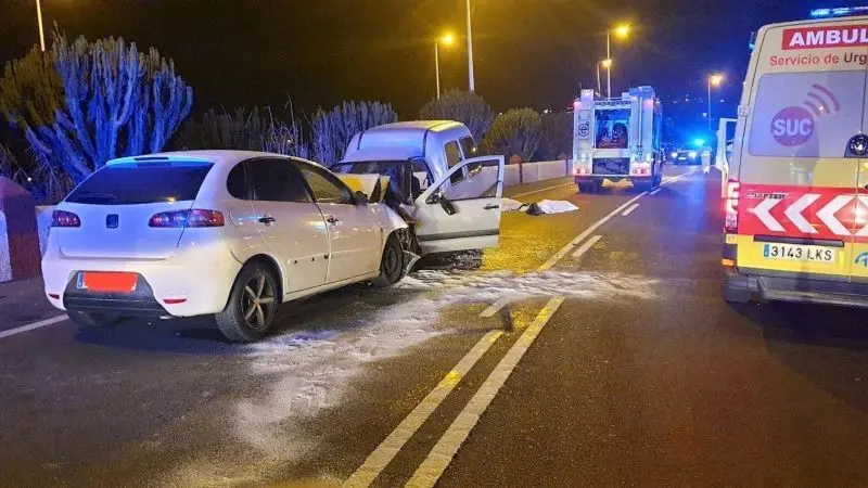 Mueren dos jóvenes y cinco heridos graves tras una colisión frontal en carretera, choque, accidente de tráfico, furgoneta