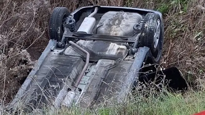 Muere tras salirse su vehículo de la vía y volcar en una canalización de agua