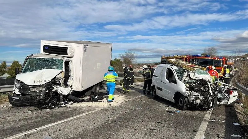 Un muerto y un herido grave en un choque frontal entre un camión y una furgoneta