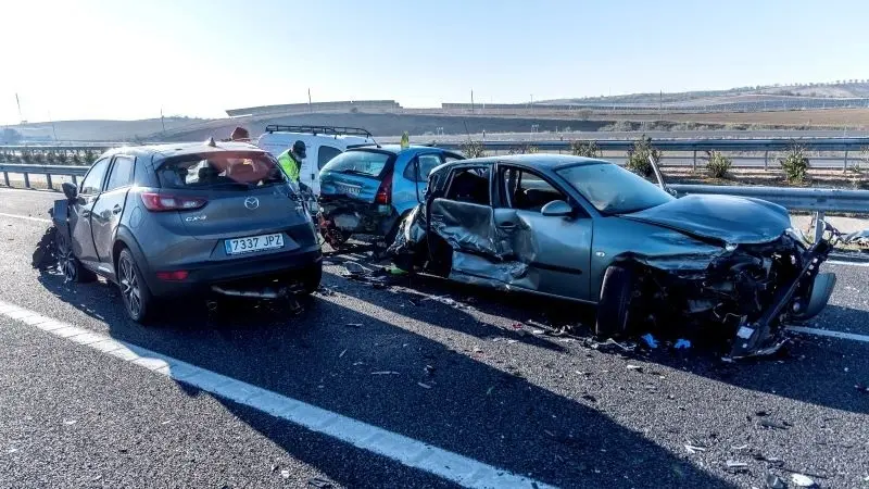 Estado en el que han quedado los 4 vehículos implicados en un accidente múltiple a la altura del término municipal de Bargas, en Toledo, en el que ha fallecido una persona y otras dos han resultado heridas - EFE/Ismael Herrero
