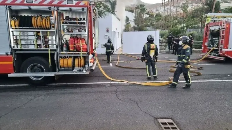 Muere una persona dentro de un coche en el incendio del garaje de una vivienda, fuego, bomberos