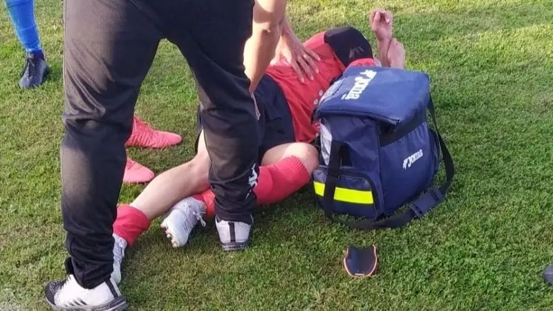 Muere un joven jugador tras caer gravemente lesionado en pleno partido de su club