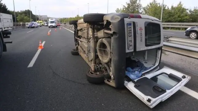Imagen de archivo de un accidente de tráfico con una furgoneta implicada