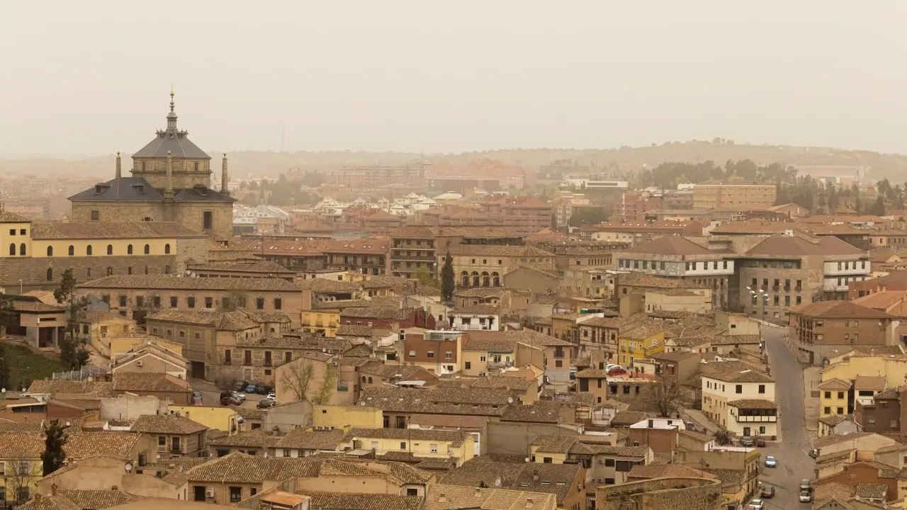 Vista del cielo de Toledo que ha amanecido este martes cubierto por las partículas del polvo sahariano (calima) - EFE/Ángeles Visdómine