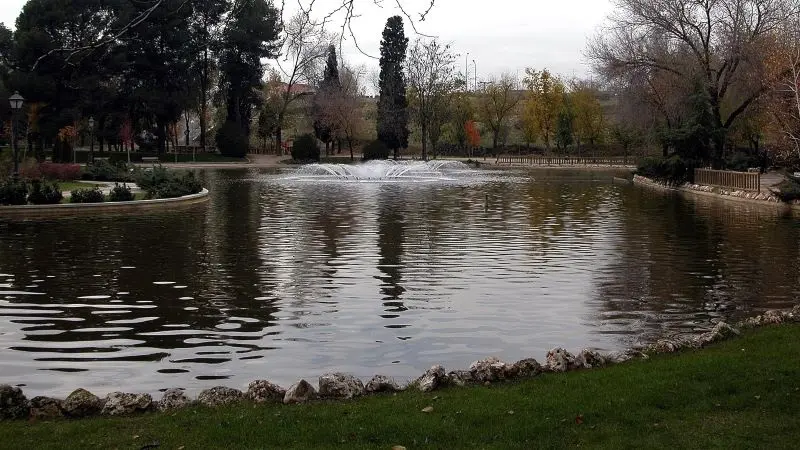 Dos detenidos tras asesinar a una joven y tirar su cadáver en el lago de un parque