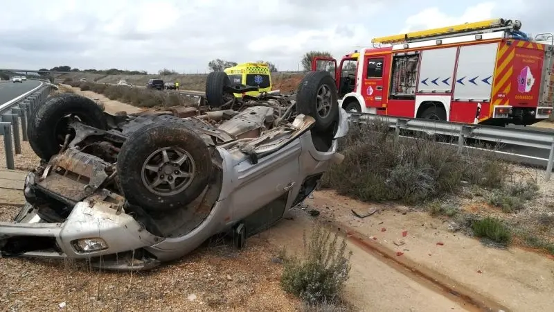 accidente de tráfico, vuelco, volcar, volcado, salida de vía, A-3, colisión, choque, cuneta, atrapado,&nbsp;