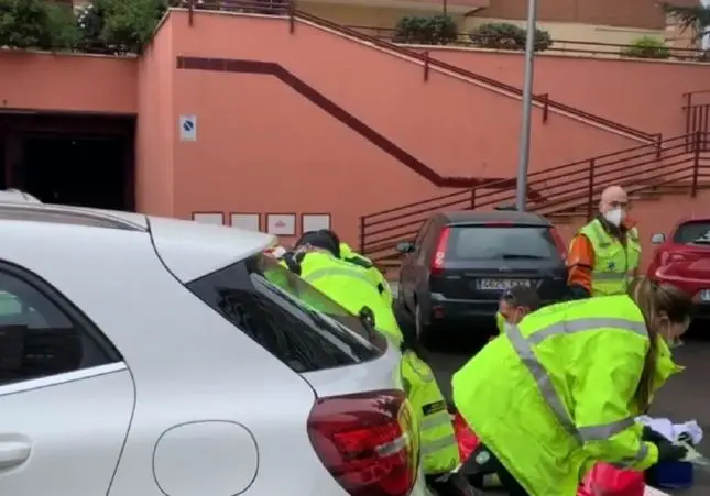 Investigan la extraña muerte de una joven atropellada por su propio coche: vídeo