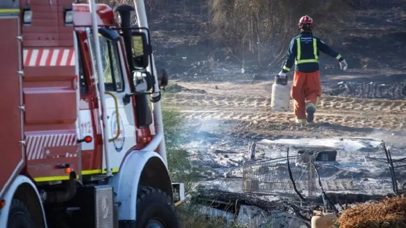 Muere una persona atrapada entre las llamas del incendio originado en una chabola, bomberos