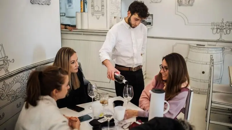 La facturación del sector servicios sube un 18,9% en febrero en Castilla-La Mancha, camarero, hostelería, bar, restaurante, vino, 