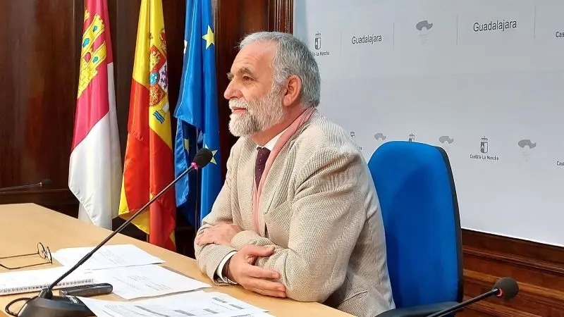 El delegado de Educación, Cultura y Deportes de la Junta en Guadalajara, Ángel Fernández-Montes, durante la rueda de prensa que ha ofrecido
