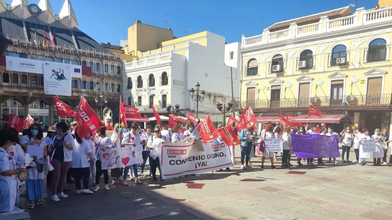 Sindicatos acusan a Fecir de 'no querer negociar' el convenio de Ayuda a Domicilio