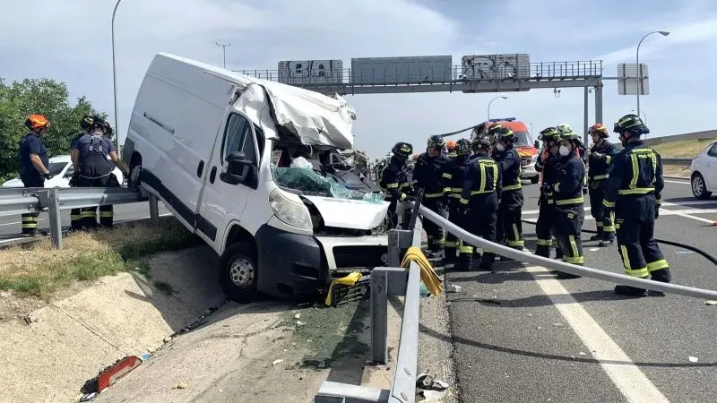 Muere una mujer tras salirse de la vía con la furgoneta que conducía en la A-4