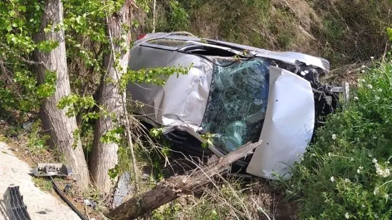 Imagen de archivo de un accidente de tráfico con la salida de vía de un coche y su caída por un barranco