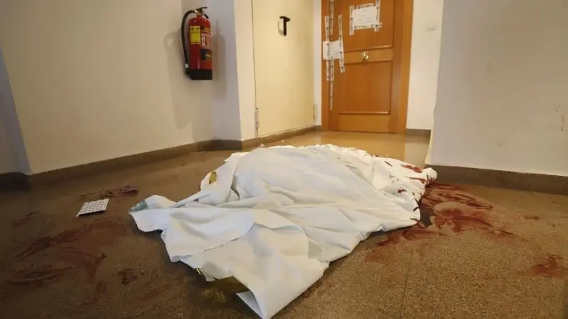 Restos de sábanas tras el levantamiento del cadáver de la mujer asesinada - Fotografía: El Periódico de Aragón/Andrea Vornicu, cadáver, asesinato, tiroteo, homicidio, apuñalado, apuñalamiento, reyerta, 