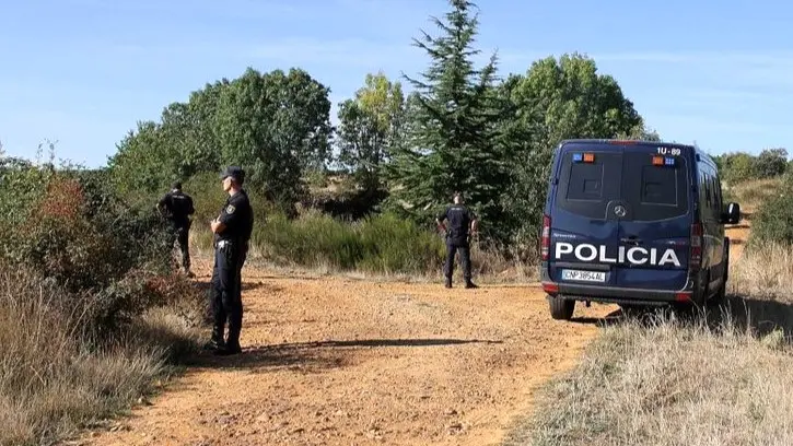 En la imagen de archivo de agentes de la Policía Nacional en un camino tras el hallazgo de un cadáver