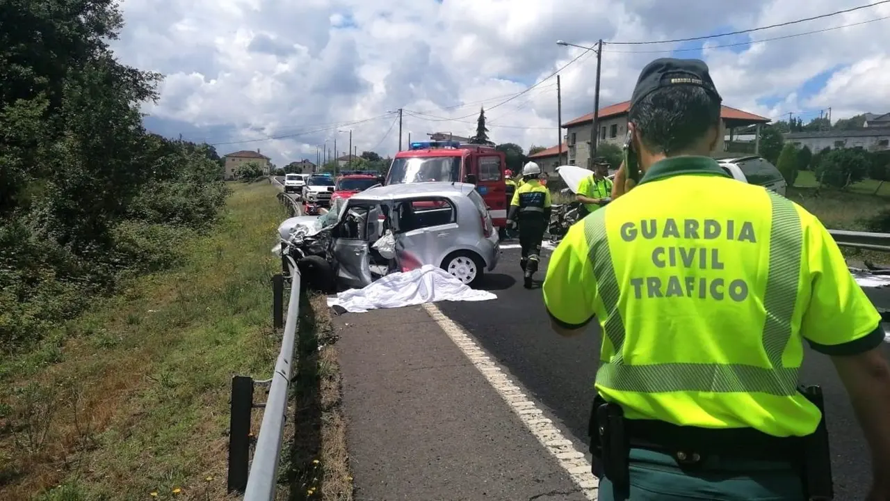 Muere un hombre y una mujer herida en una colisión frontal entre dos turismos, choque, accidente de tráfico, salida de vía, conductor, accidente,&nbsp;