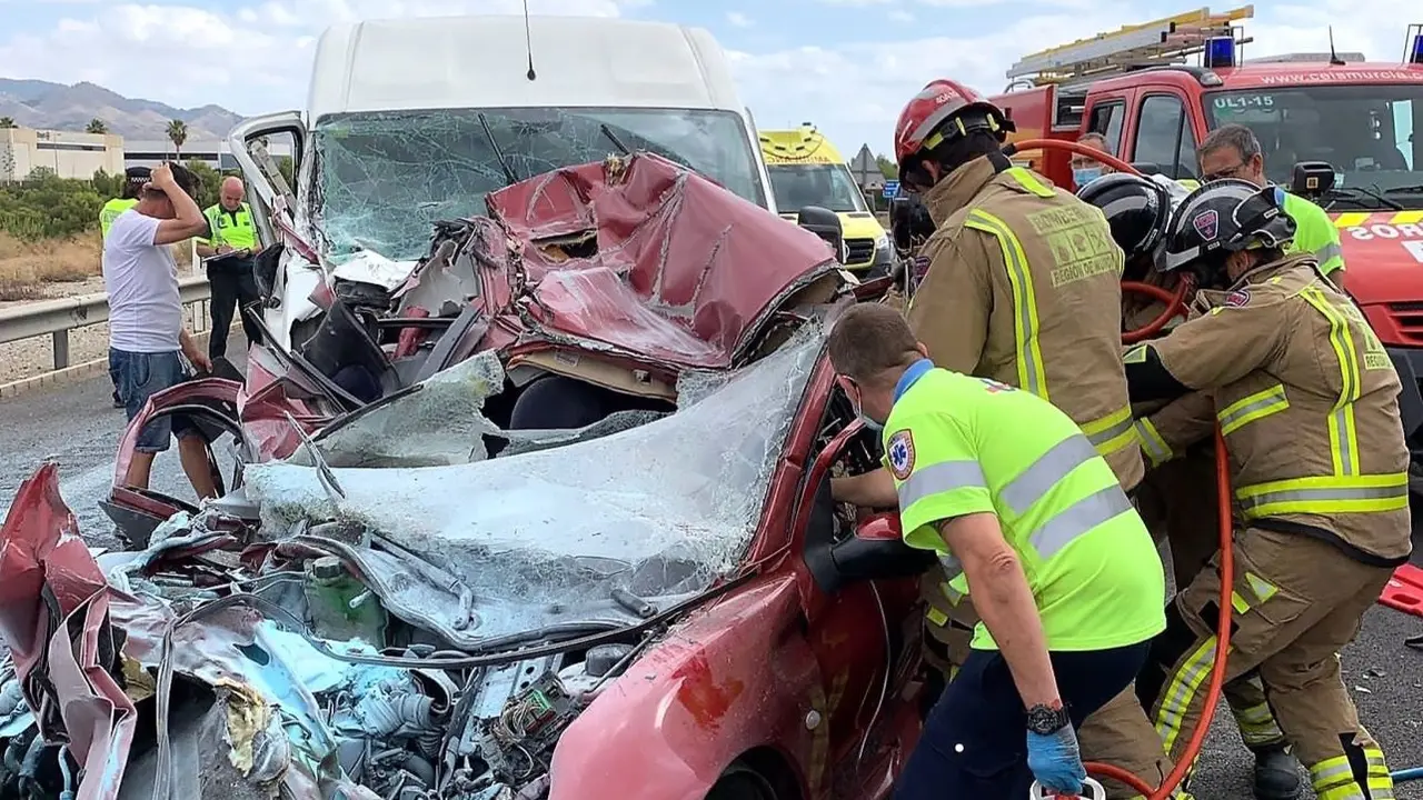 Una mujer muerta y otra herida muy grave en un accidente múltiple en autovía, accidente de tráfico, choque, colisión, salida de vía, accidente,&nbsp;