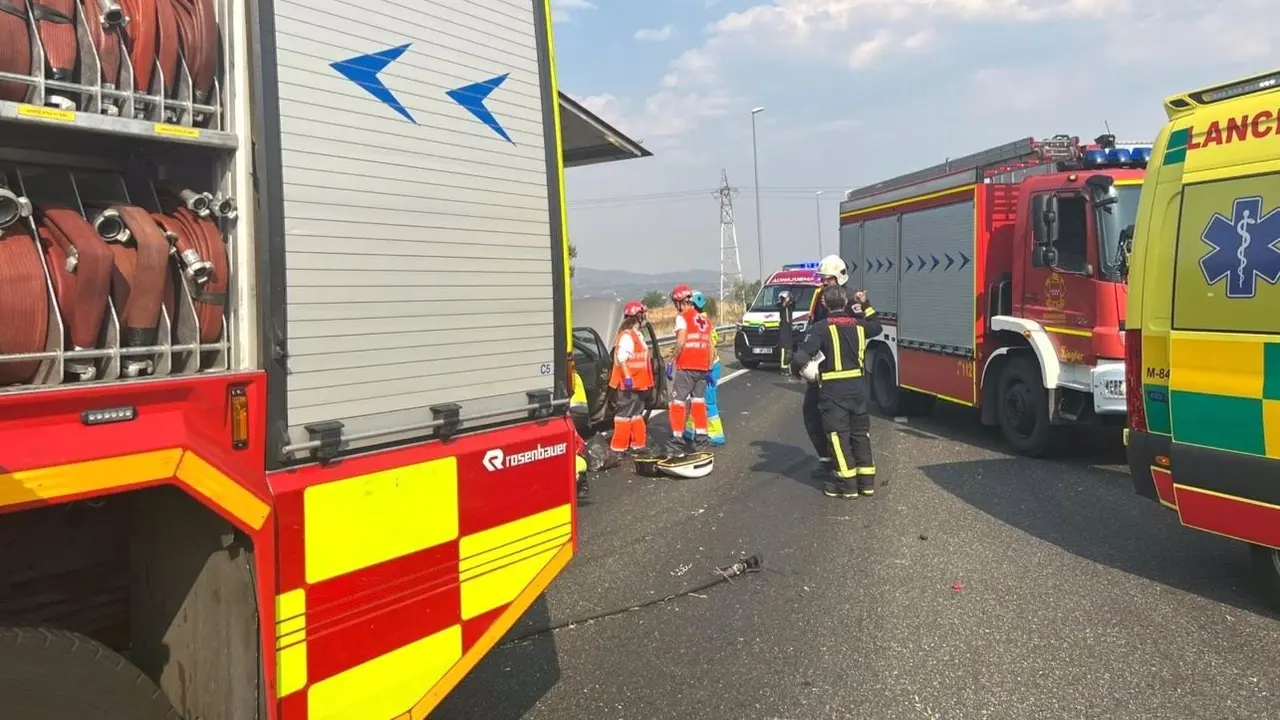 Dos muertos en un accidente en autopista con un camión y un turismo implicados, ambulancia, bomberos, 