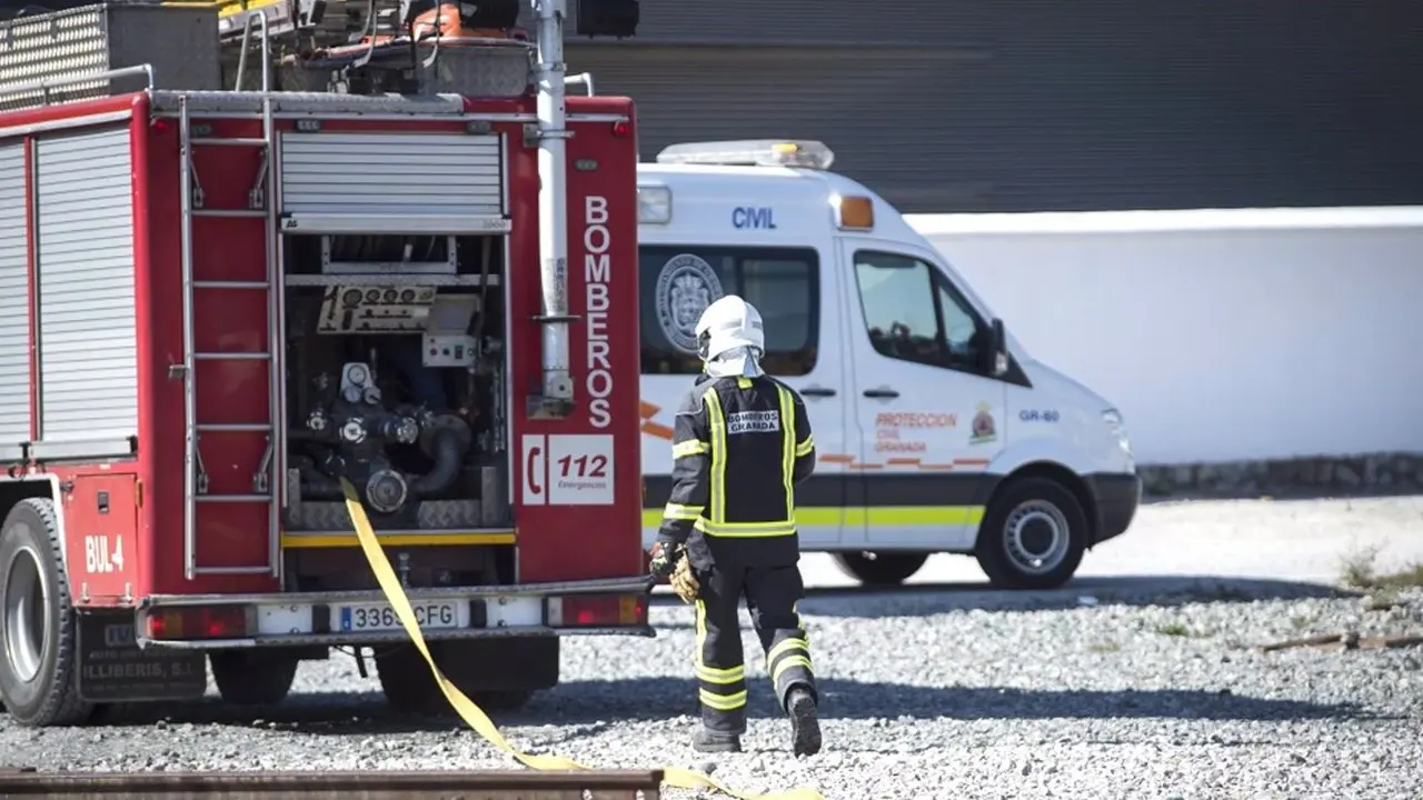 Un muerto tras chocar un tren de cercanías con un turismo en un paso a nivel, bomberos, ambulancia, incendio, rescate,&nbsp;