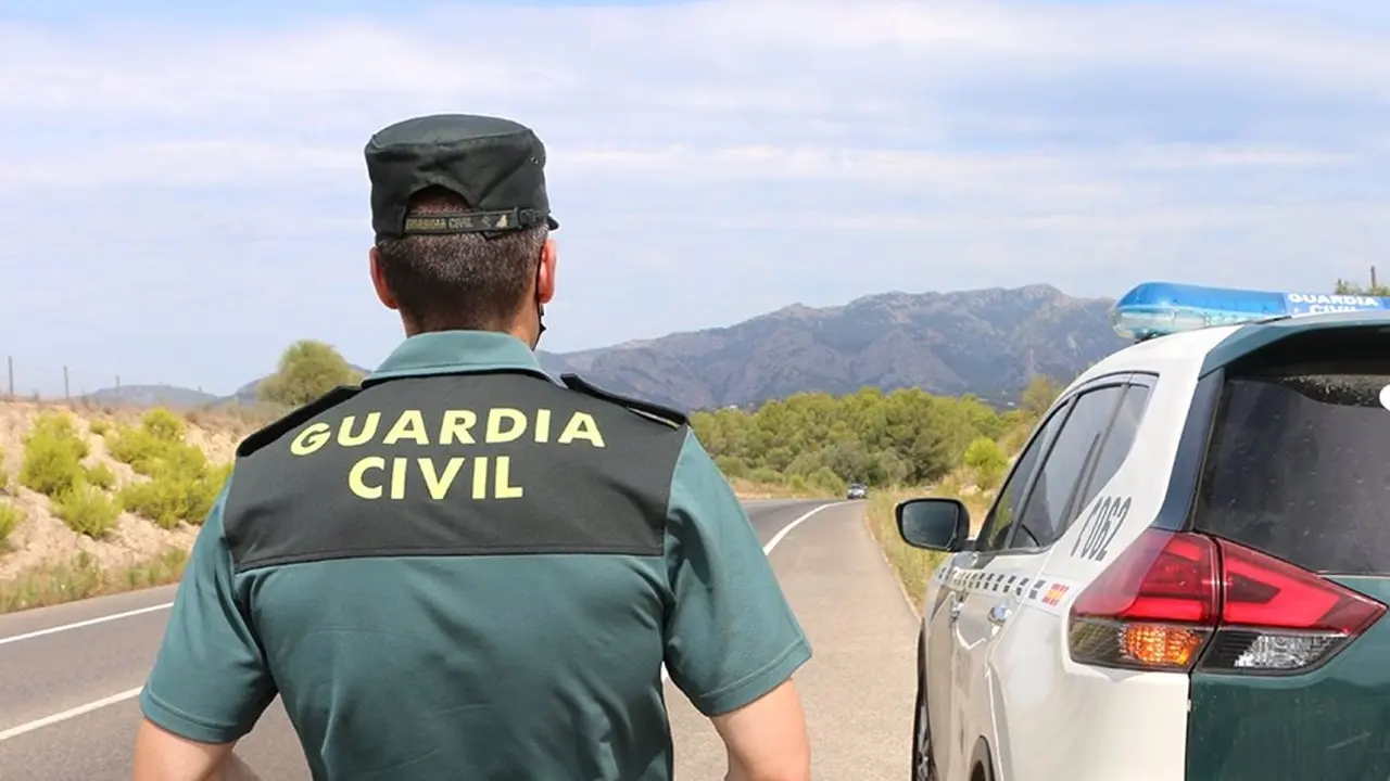 Muere una mujer tras ser arrollada por un autobús al bajarse de su vehículo, guardia civil, tráfico, accidente de tráfico, asesinato, cadáver, paraje, control,&nbsp;