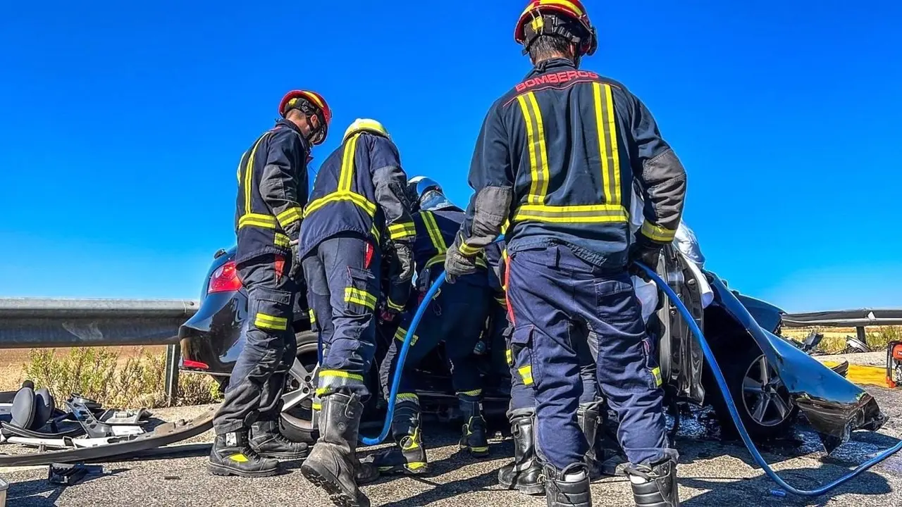 Muere un hombre y otro resulta herido grave en un choque frontal en carretera, accidente de tráfico, colisión, bomberos, salida de vía,&nbsp;