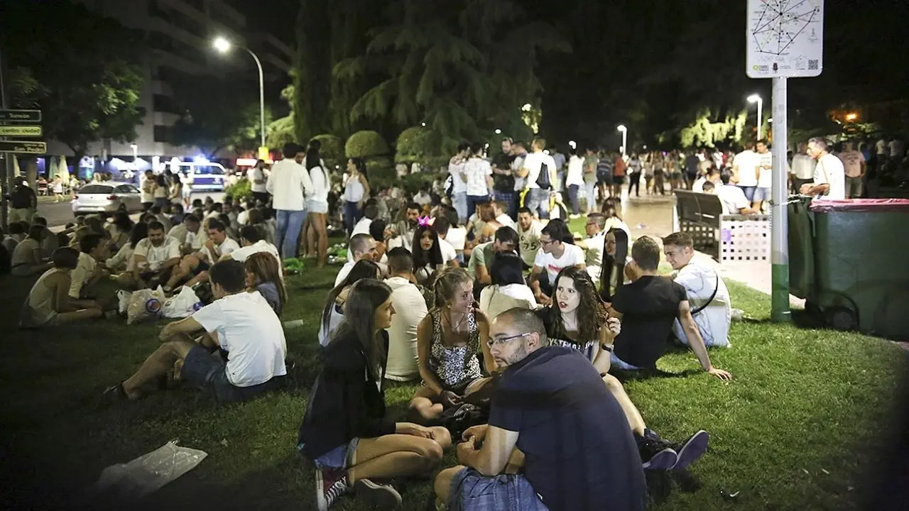 Imagen de archivo de un botellón en los Jardines del Torreón de Ciudad Real - Fotografía: LANZA/Clara Manzano