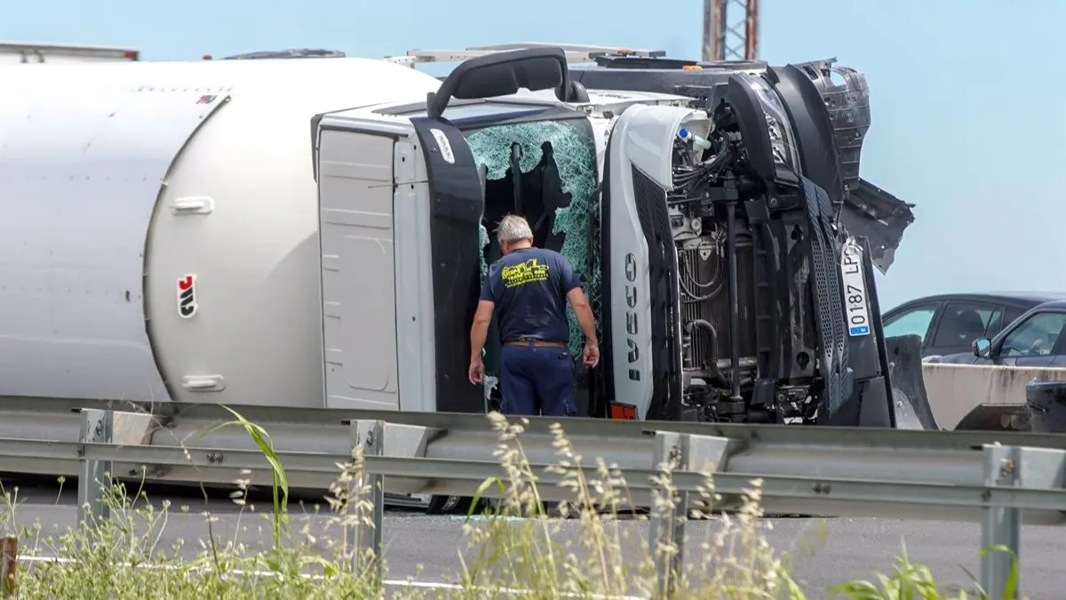 Imagen de archivo de un accidente de tráfico con un camión cisterna implicado - EP/Eduardo Briones