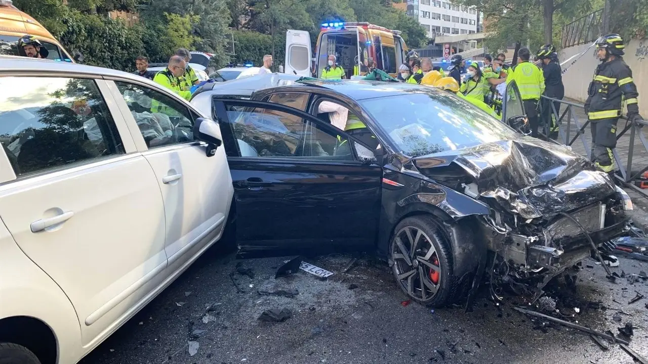 Muere un joven de 25 años y tres personas heridas en un accidente múltiple, choque, colisión, accidente de tráfico, 
