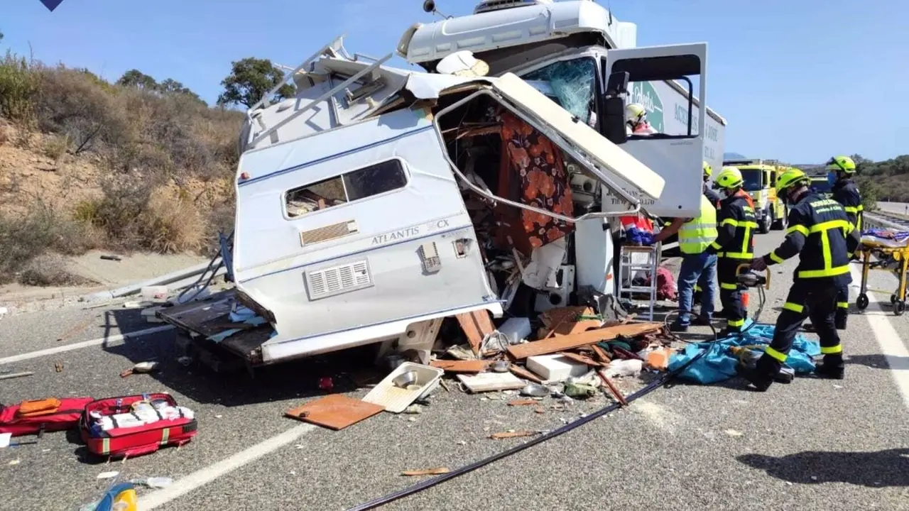 Mueren dos mujeres en un accidente causado por un coche en sentido contrario, accidente de tráfico, caravana,&nbsp;