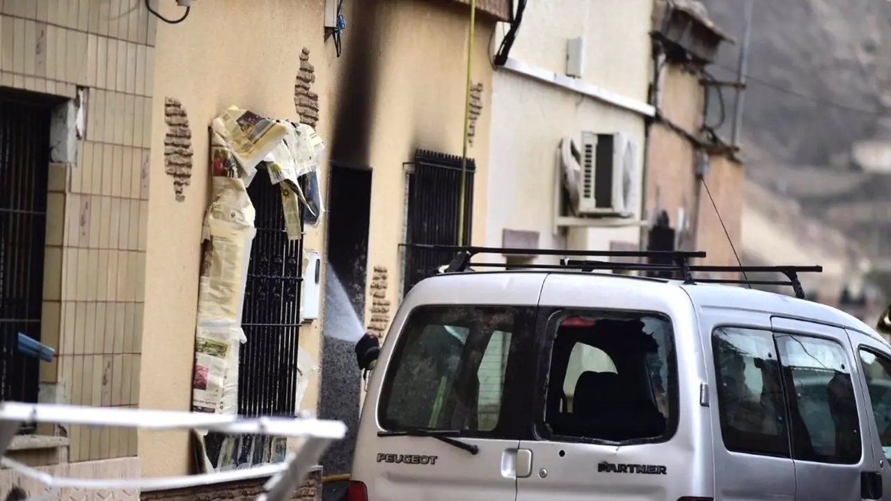 Muere un joven de 32 años atrapado entre las llamas del incendio de una vivienda