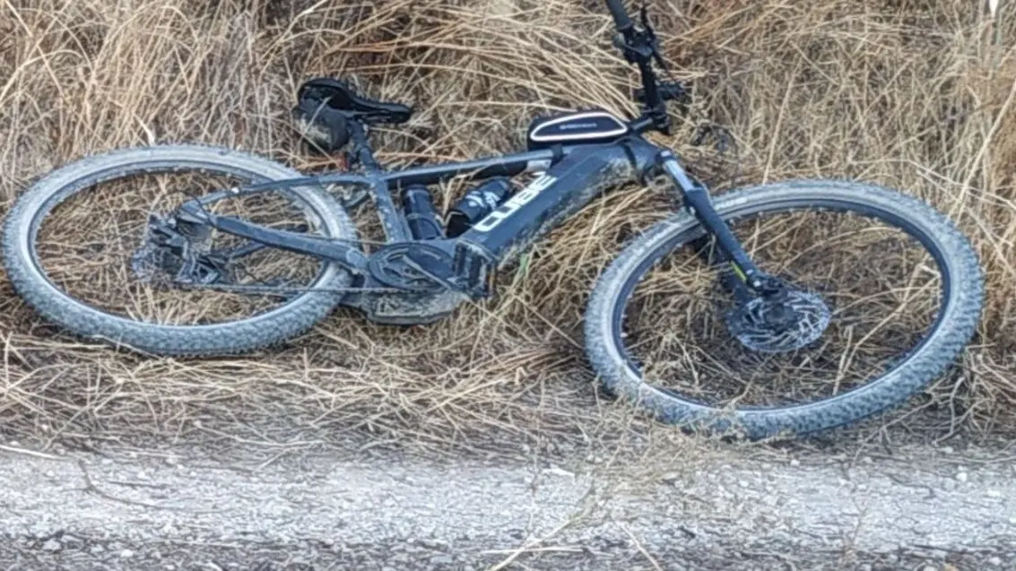 Hallan muerto a un ciclista tirado en un camino rural en extrañas circunstancias, bici, bicicleta