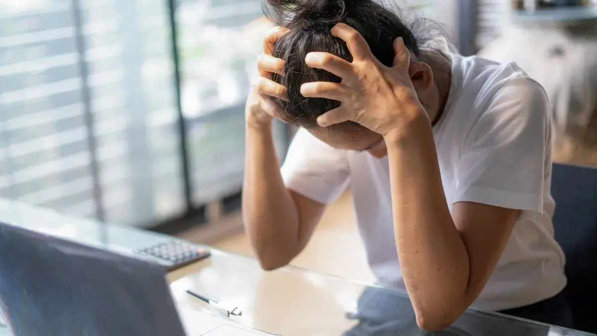 Diagnostican cáncer a una joven que se sentía cansada a diario al ir a trabajar, salud mental, depresión