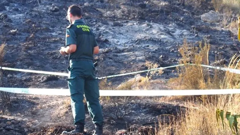 Hallan un cadáver calcinado dentro de un coche al sofocar un incendio en Cuenca