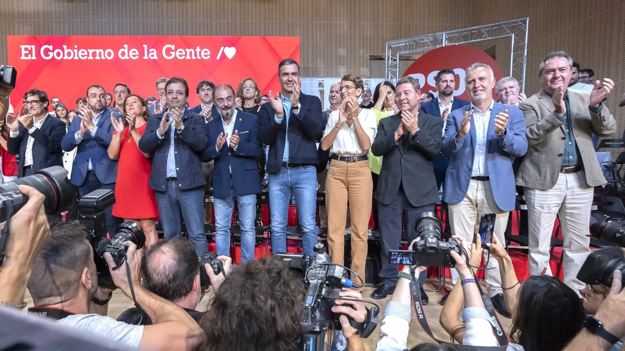 El presidente del Gobierno, Pedro Sánchez, acompañado de los 'barones' en el Consejo Político Federal del PSOE celebrado este sábado en Zaragoza